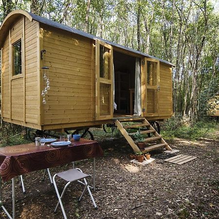 Lovely 2-Bed Shepherds Hut In A Forest Sougeres-en-Puisaye Dış mekan fotoğraf
