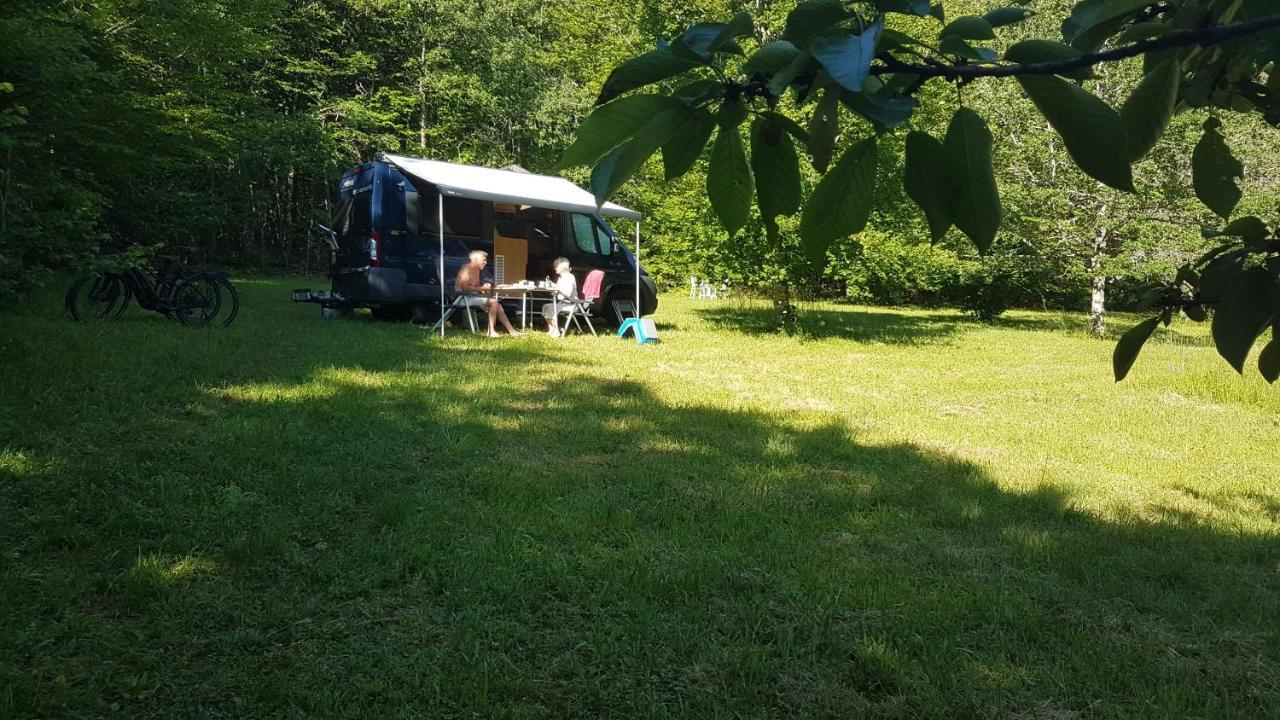 Lovely 2-Bed Shepherds Hut In A Forest Sougeres-en-Puisaye Dış mekan fotoğraf