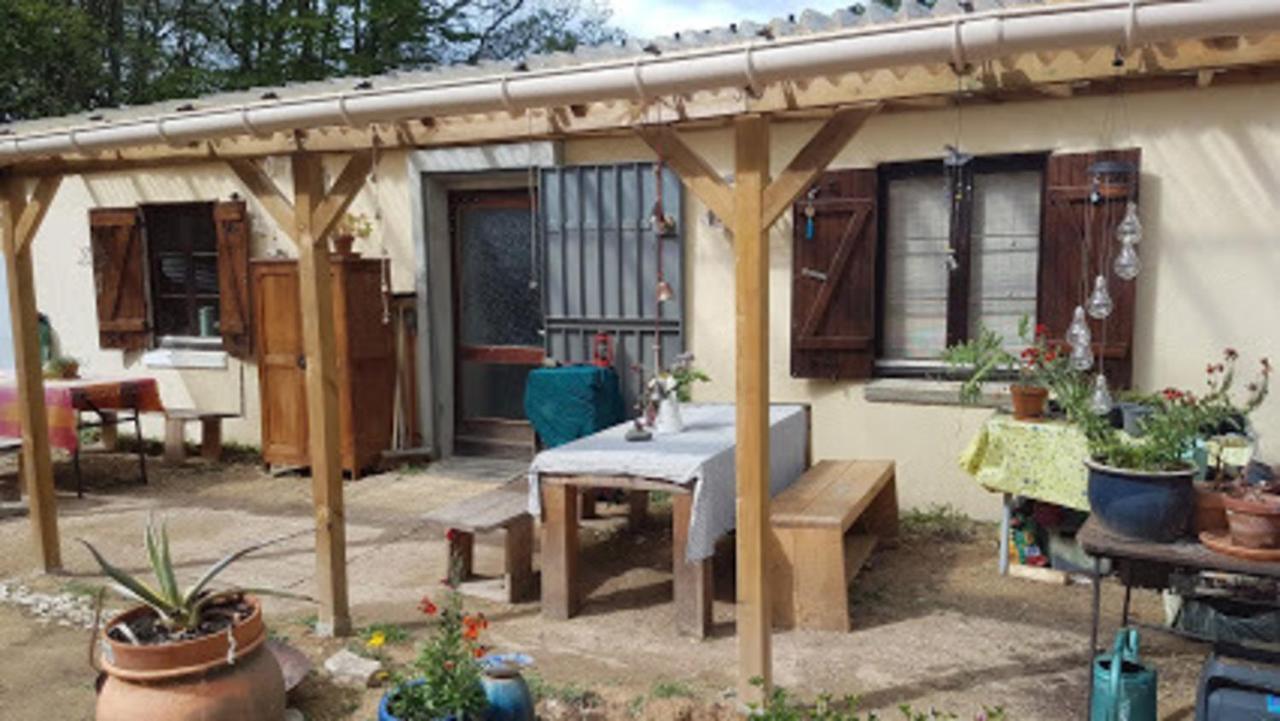 Lovely 2-Bed Shepherds Hut In A Forest Sougeres-en-Puisaye Dış mekan fotoğraf