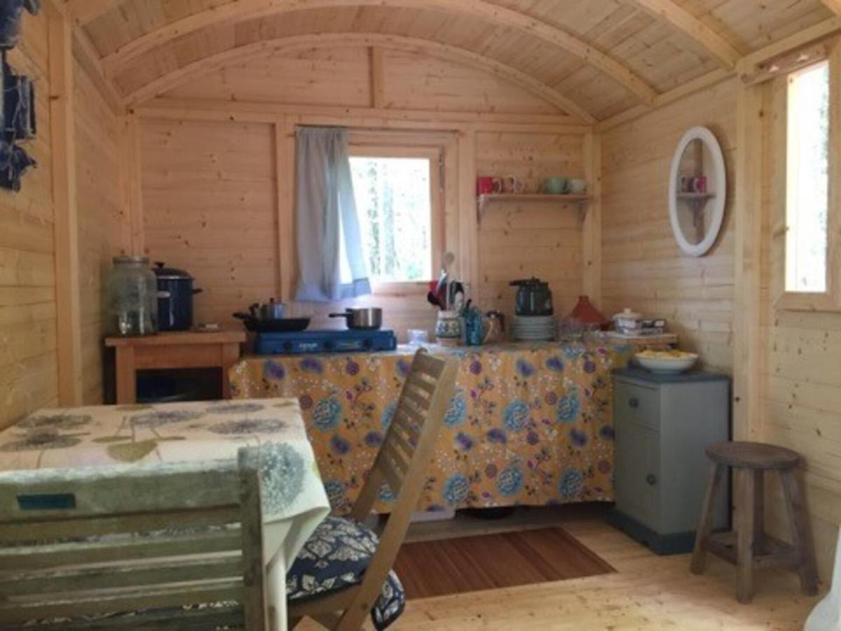 Lovely 2-Bed Shepherds Hut In A Forest Sougeres-en-Puisaye Dış mekan fotoğraf