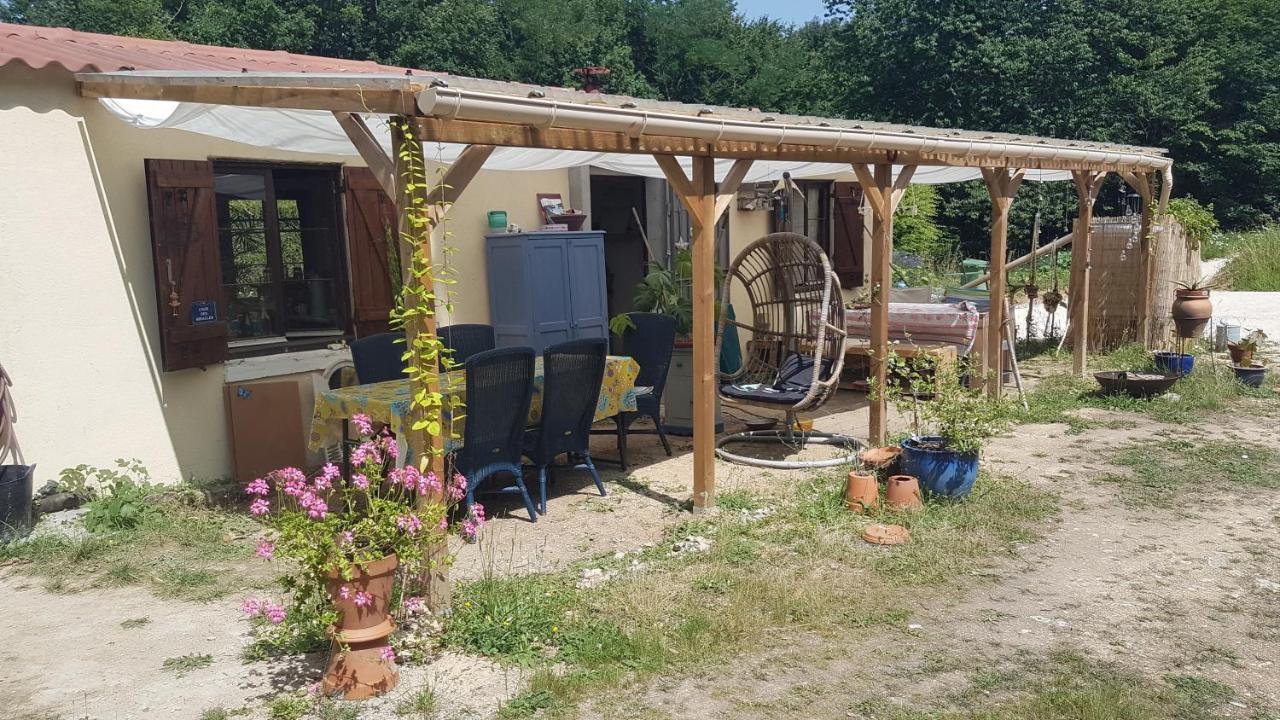 Lovely 2-Bed Shepherds Hut In A Forest Sougeres-en-Puisaye Dış mekan fotoğraf