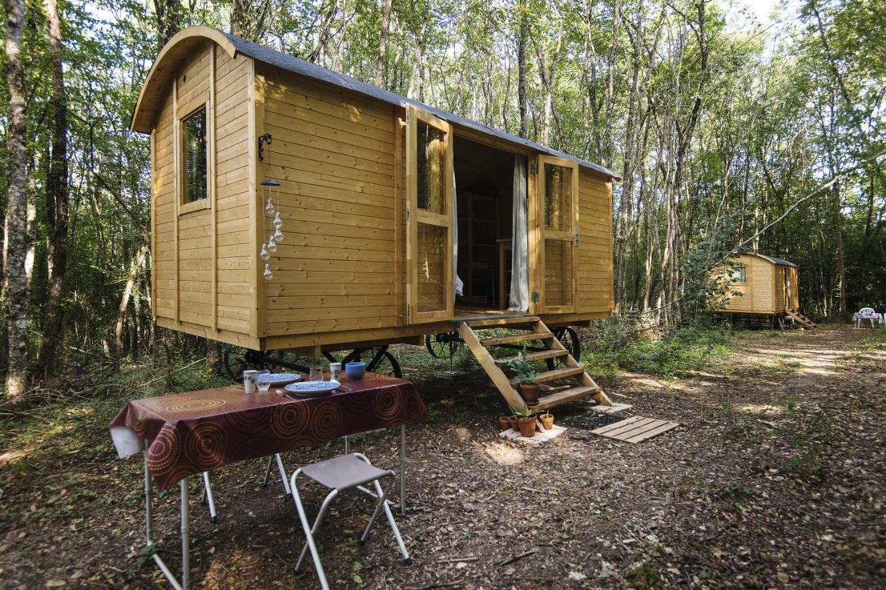 Lovely 2-Bed Shepherds Hut In A Forest Sougeres-en-Puisaye Dış mekan fotoğraf
